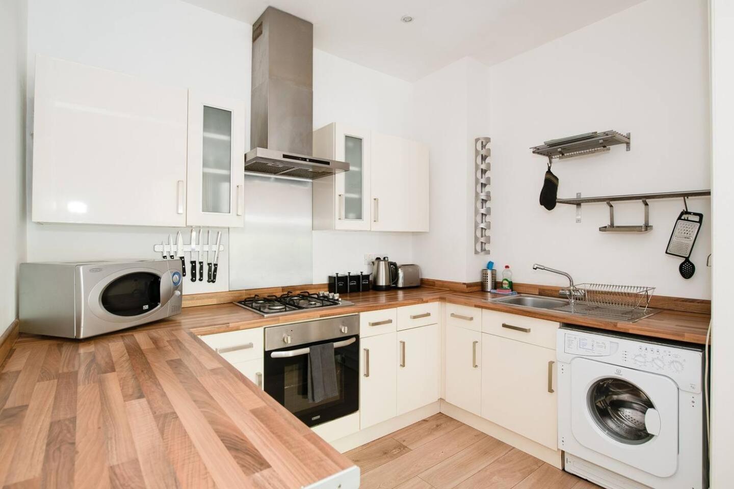 Family Friendly Flat Just Minutes From The Beach! Portsmouth Exterior photo